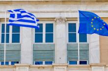 Σημαίες της Ελλάδας και της Ευρωπαϊκής Ένωσης στη Βουλή των Ελλήνων