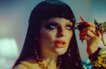 Η Faangs σε στιγμιότυπο από το μουσικό βίντεο του τραγουδιού της, Relapse