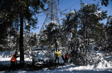 Κακοκαιρία «Μήδεια»: Συνεργείο του ΔΕΔΔΗΕ προσπαθεί να αποκαταστήσει βλάβες στο δίκτυο ηλεκτροδότησης