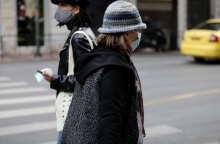 Γυναίκες με μάσκα για τον κορωνοϊό στην Αττική - Παρατείνεται το σκληρό lockdown μέχρι τις 28 Φεβρουαρίου 2021