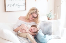 Μαμά και παιδί παίζουν στον καναπέ