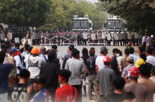 Κλιμακώνεται η βία στη Μιανμάρ μετά το πραξικόπημα: Η αστυνομία άνοιξε πυρ κατά διαδηλωτών – Νεκρός ανήλικος με σφαίρα στο κεφάλι