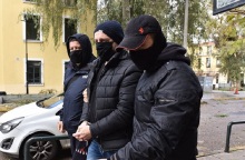 Στην Ευελπίδων έφτασε με χειροπέδες ο Δημήτρης Λιγνάδης 