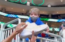 O Γιάννης Αντετοκούνμπο χάρισε τα παπούτσια του σε ένα παιδί 