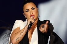 Η Ντέμι Λοβάτο κατά τη διάρκεια συναυλίας