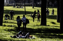 Πολίτες κάνουν βόλτα φορώντας μάσκα στην Ιταλία