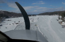 Νιου Χάμσαϊρ: Αεροσκάφος ετοιμάζεται να προσγειωθεί σε παγωμένη λίμνη