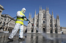 Απολύμανση για κορωνοϊό μπροστά από τον καθεδρικό του Duomo στο Μιλάνο