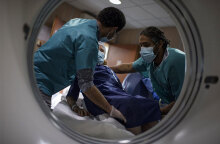 Κορωνοϊός στην Ευρώπη - Υγειονομικοί φροντίζουν ηλικιωμένο άτομο θετικό στην Covid-19