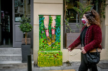 Αττική - Κορωνοϊός: Κοπέλα με μάσκα περνά μπροστά από κατάστημα στο κέντρο της Αθήνας, ενώ βρίσκεται σε ισχύ το σκληρό τοπικό lockdown