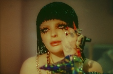 Η FAANGS σε στιγμιότυπο από το μουσικό βίντεο του τραγουδιού της, Relapse