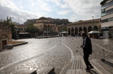 Στιγμιότυπο από το lockdown στην Αθήνα - Άδεια η πλατεία Μοναστηρακίου