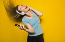 Κοπέλα που ακούει μουσική