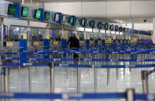 Διεθνές Αεροδρόμιο «Ελευθέριος Βενιζέλος» - Ταξιδιώτης με μάσκα για τον κορωνοϊό