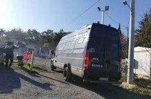 Δημήτρης Λιγνάδης: Το βαν του Μεταγωγών που μεταφέρει τον σκηνοθέτη και ηθοποιό, έφθασε στις φυλακές Τρίπολης