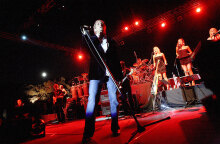 Στιγμιότυπο από τη συναυλία του Michael Bolton στο Θέατρο Πέτρας