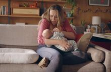 Στιγμιότυπο από το διαφημιστικό σποτ της Frida Mom