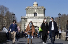 Πολίτες με μάσκες σε δρόμο της Ιταλίας