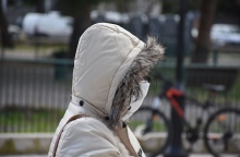 Γυναίκα με μάσκα και κουκούλα 