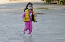 Παιδί με μάσκα