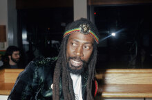 O Bunny Wailer, ιδρυτικό μέλος του συγκροτήματος «The Wailers», το 1975