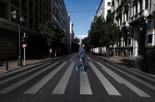 Σκληρότερο lockdown για τον κορωνοϊό: Άνδρας με μάσκα διασχίζει διάβαση πεζών στο κέντρο της Αθήνας