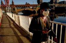 Πολίτης με μάσκα στη Γερμανία