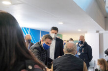 Μαργαρίτης Σχοινάς και Βασίλης Κικίλιας στο mega εμβολιαστικό κέντρο «Προμηθέας» στο Μαρούσι