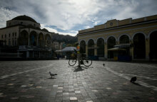 Lockdown στην Αττική για τον κορωνοϊό - Ποδηλάτης στην πλατεία στο Μοναστηράκι μπροστά από τον σταθμό του Ηλεκτρικού / Μετρό