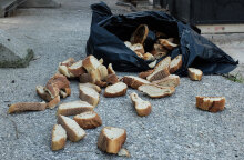 Ανοιγμένη σακούλα με φέτες ψωμί δίπλα από κάδο απορριμμάτων - Στην Ελλάδα φαγητό και τρόφιμα πετιούνται κάθε χρόνο χωρίς να καταναλωθούν