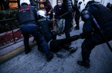 Επεισόδια στην Πανεπιστημίου σε διαδήλωση για τον Δημήτρη Κουφοντίνα - Αστυνομικοί ακινητοποιούν διαδηλωτή