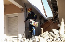 Σεισμός στην Ελασσόνα - Στιγμιότυπα από την επέμβαση της Πυροσβεστικής στα σπίτια που κατέρρευσαν