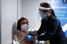 Στιγμιότυπο από τους εμβολιασμούς στην Ελλάδα