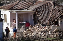 Κατέρρευσε τμήμα κτηρίου μετά τον σεισμό στην Ελασσόνα
