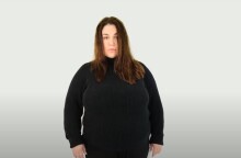 Γυναίκα με μαύρα ρούχα σε σποτ εναντίον του bullying