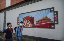 Κινέζοι μαθητές που πηγαίνουν στο σχολείο