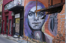 Γκράφιτι στου Ψυρρή - Στις 19.00 το απόγευμα ξεκινά σήμερα Κυριακή η απαγόρευση κυκλοφορίας στην Αττική, σύμφωνα με τα μέτρα για το lockdown