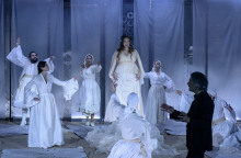 «Ελεύθεροι Πολιορκημένοι. Από την πρώτη σκηνή της παράστασης. Σε πρώτο πλάνο ο ποιητής (Αντώνης Μυριαγκός) και στη μέση η Μούσα (Λένα Δροσάκη). 