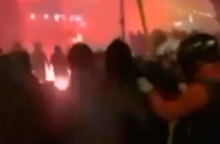 Νέα Σμύρνη - Αστυνομικός: Με καδρόνια τον χτυπούσαν, ενώ ήταν πεσμένος στο έδαφος