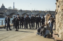 Γαλλία: Αστυνομικοί στην όχθη του Σηκουάνα