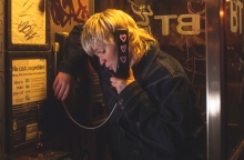 Η τραγουδίστρια Billy Nomates μιλάει σε τηλεφωνικό θάλαμο