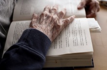 Ηλικιωμένος διαβάζει το βιβλίο του σε γηροκομείο