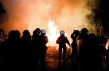 Στιγμιότυπο από τα σοβαρά επεισόδια στη Νέα Σμύρνη 