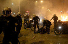 Νέα Σμύρνη: Πεσμένος στην άσφαλτο ο αστυνομικός μετά τον ξυλοδαρμό του, δέχεται τις πρώτες βοήθειες από συναδέλφους του