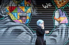 Τουρκία: Κοπέλα με μάσκα για τον κορωνοϊό μιλά στο κινητό