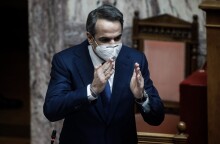 Ο Κυριάκος Μητσοτάκης απαντά σε επίκαιρη ερώτηση του Αλέξη Τσίπρα από το βήμα της Βουλής