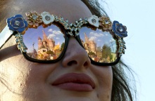 Νεαρή ρωσίδα με γυαλιά ηλίου