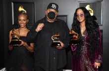 Η καλλιτέχνις H.E.R με το βραβείο Grammy για το Τραγούδι της Χρονιάς