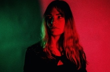 Γυναίκα με μαύρη μπλούζα