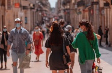 Πολίτες με μάσκα στη Γαλλία